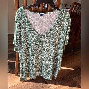 Old Navy Green/ White Floral V-Neck Top, size 2X! Luxe, Rayon/Spandex! Comfy!